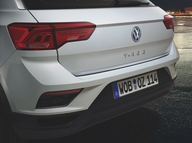 Protective strip for the tailgate, chrome look