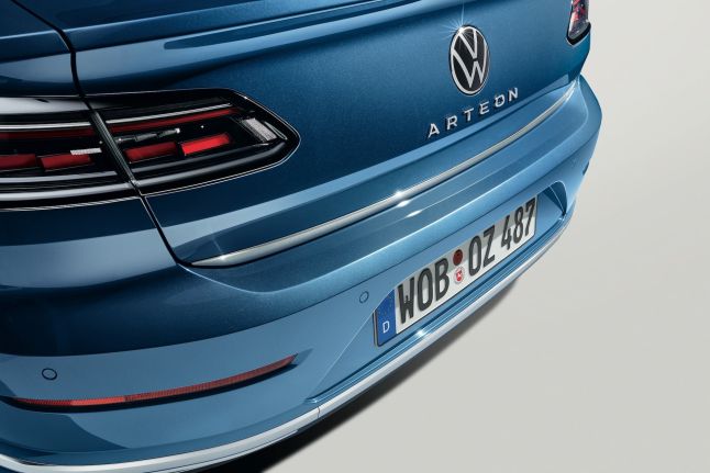 Protective strip for the tailgate, chrome look