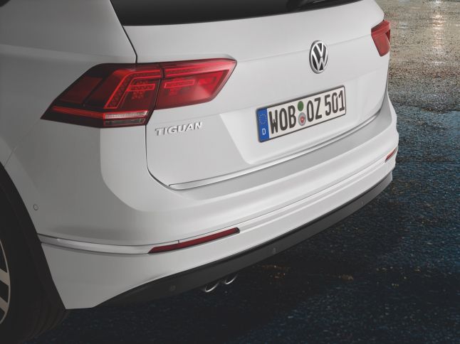 Protective strip for the tailgate, chrome look