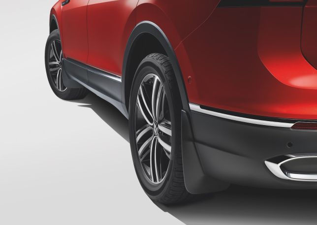 Rear mud flaps, not for R line