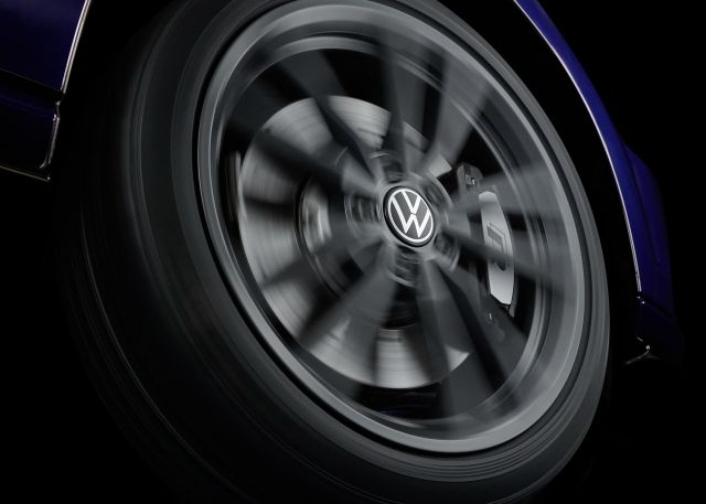 Hub cap for light alloy wheel, dynamic, with stationary logo while driving